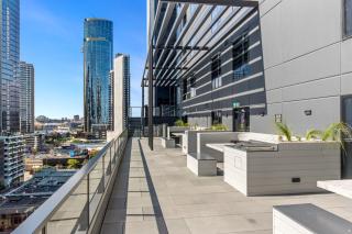 Stylish 1-Bed with Pool Gym & Stunning Views - 6