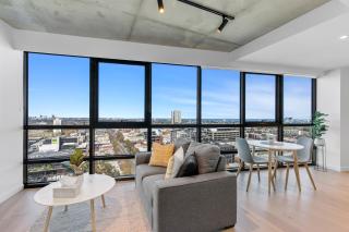 Stylish 1-Bed with Pool Gym & Stunning Views - 4