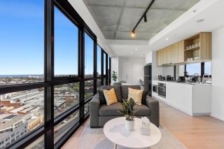 Stylish 1-Bed with Pool Gym & Stunning Views - 3