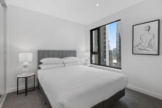 Sophisticated 2-Bed with Bay Views & Amenities - 2