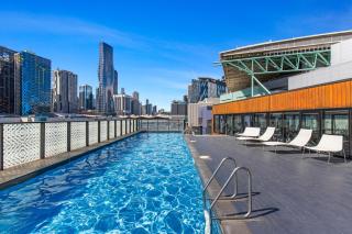 Chic 1-Bed with Harbour Views & Pool by Tram Line - 8