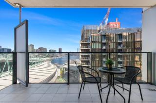 Chic 1-Bed with Harbour Views & Pool by Tram Line - 6