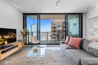 Chic 1-Bed with Harbour Views & Pool by Tram Line - 5
