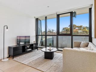 Light Filled Apartment by Albert Park & Lake - 9