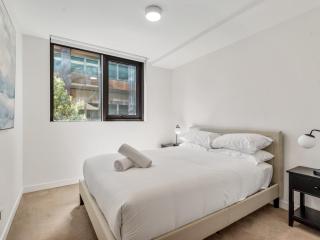 Light Filled Apartment by Albert Park & Lake - 7