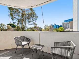 Light Filled Apartment by Albert Park & Lake - 4
