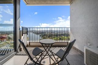 Chic 1-Bed with Stunning Lake View & Indoor Pool - 6