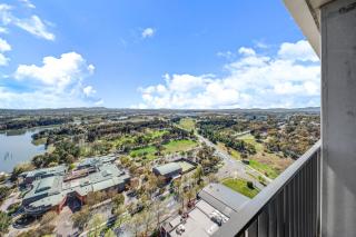 Chic 1-Bed with Stunning Lake View & Indoor Pool - 5