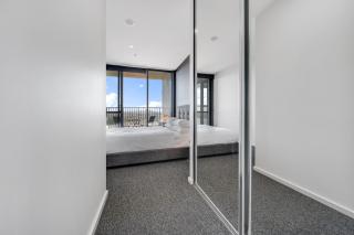 Chic 1-Bed with Stunning Lake View & Indoor Pool - 4