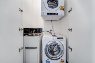 Chic 1-Bed with Stunning Lake View & Indoor Pool - 3