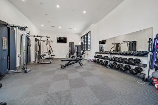 Chic 1-Bed with Sophisticated Decor Gym & Pool - 6