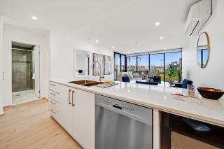 Chic 1-Bed with Sophisticated Decor Gym & Pool - 1