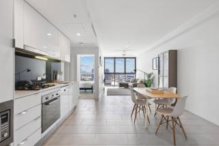 Contemporary 1-Bed with Pool Near Brisbane River - 5