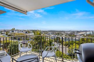 2-Bed near Beach with BBQ & Stunning Ocean Views - 5