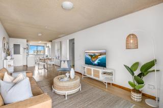 2-Bed near Beach with BBQ & Stunning Ocean Views - 3