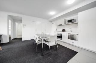 Spacious 2-Bed Conveniently by Lake Tuggeranong - 3