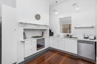 Chic Semi-Detached 2-Bed Home with Outdoor Dining - 9