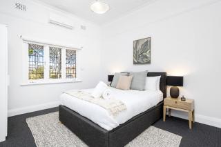 Chic Semi-Detached 2-Bed Home with Outdoor Dining - 8