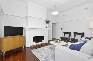 Elegant Art Deco Semi Detached 2-Bed Home by Parks - 0