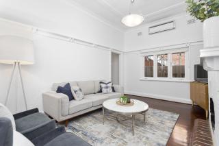 Elegant Art Deco Semi Detached 2-Bed Home by Parks - 4