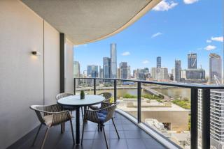 Chic 2-Bed with Rooftop Pool Overlooking the City - 8