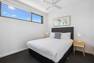 Chic 2-Bed with Rooftop Pool Overlooking the City - 5