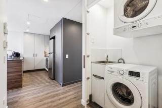 Chic 2-Bed with Rooftop Pool Overlooking the City - 3