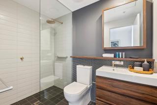 Chic 2-Bed with Rooftop Pool Overlooking the City - 1