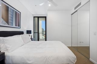 Riverside 2-Bed by Brisbane's Landmarks with Pool - 8