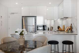 Riverside 2-Bed by Brisbane's Landmarks with Pool - 4