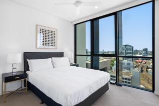 Riverside 2-Bed by Brisbane's Landmarks with Pool - 1