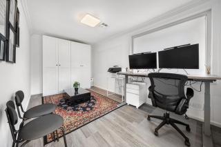 4-Bed Family Home with Spacious Backyard and BBQ - 4