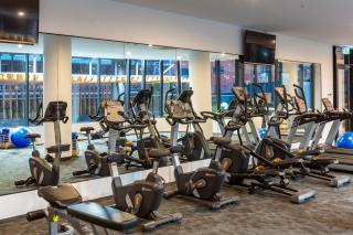 Luxe Beachfront 2-Bed With Gym Pool & Views - 5