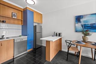 Cosy 1-Bed Balcony Unit in Quiet Street by Shops - 1