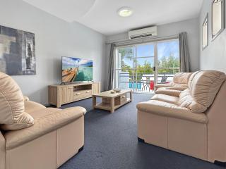 3-Bed with Alfresco Dining & Pool in Batemans Bay - 9