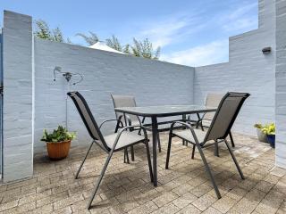 3-Bed with Alfresco Dining & Pool in Batemans Bay - 2