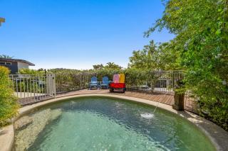 Spacious 4-Bed Family Retreat with Pool Near Beach - 0