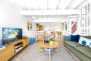 2-Bed Coastal Haven with Pool by Sunshine Beach - 0