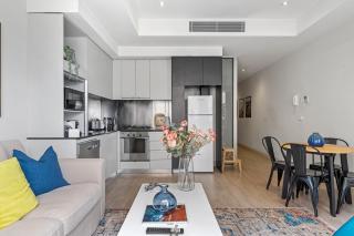 Sophisticated CBD 2-Bed Apartment by Yarra River - 8