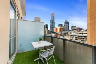 Sophisticated CBD 2-Bed Apartment by Yarra River - 5
