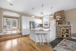 Lovely 3-Bed with Alfresco Dining in Prime Suburb - 5