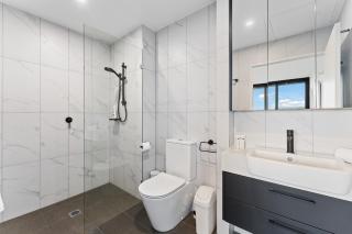 Perfect Location 1-Bed with Balcony, BBQ & Parking - 3