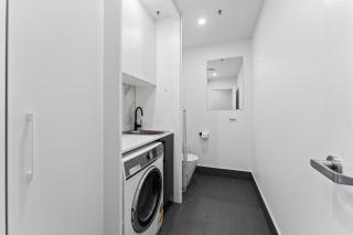 Perfect Location 1-Bed with Balcony, BBQ & Parking - 2