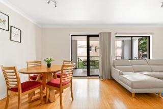 Lovely 2-Bed with Balcony 150 m from Coogee Beach - 9