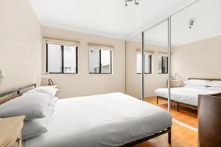Lovely 2-Bed with Balcony 150 m from Coogee Beach - 2