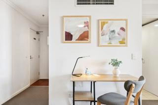 2-Bed City Abode with Swimming Pool Gym & Views - 2