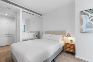 Impeccably Modern 1-Bed with Incredible City Views - 9