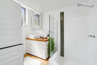 Cosy Ground Floor Unit Moments From The Beach - 3