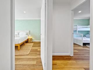Spacious 2-Bed Townhouse with BBQ by the Beach - 2