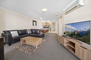 Inner-City 2-Bed with Parking, Pool, Gym & BBQ - 6